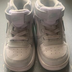 Nike Kids' Light Gray and Green Sneakers